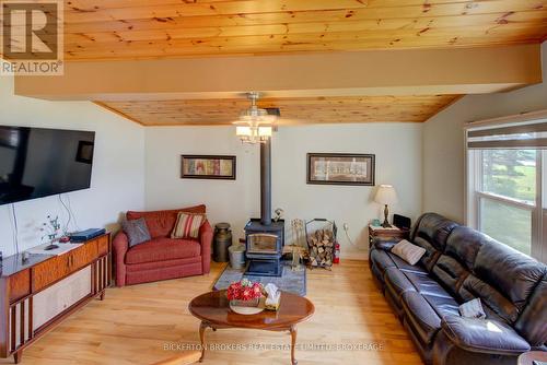 70 Kerry Point Road, Leeds And The Thousand Islands, ON - Indoor Photo Showing Living Room