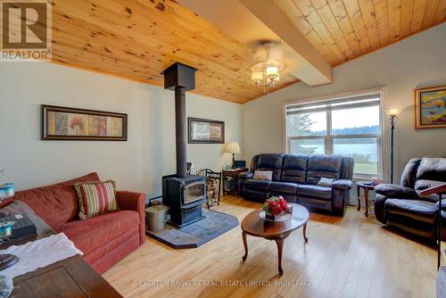 70 Kerry Point Road, Leeds And The Thousand Islands, ON - Indoor Photo Showing Living Room