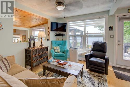 70 Kerry Point Road, Leeds And The Thousand Islands, ON - Indoor Photo Showing Living Room