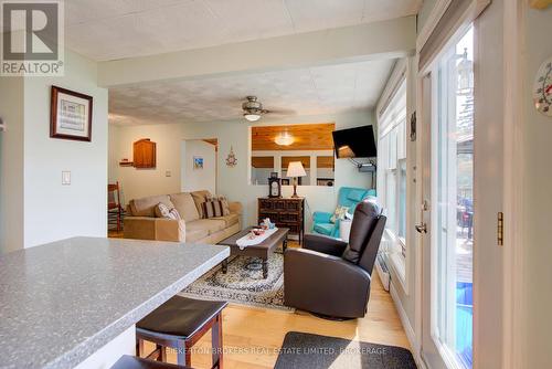 70 Kerry Point Road, Leeds And The Thousand Islands, ON - Indoor Photo Showing Living Room