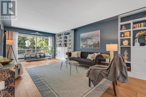 316 Fennell Avenue, Hamilton, ON - Indoor Photo Showing Living Room