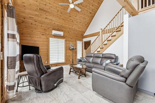 Salon - 17 Ch. Major, Aumond, QC - Indoor