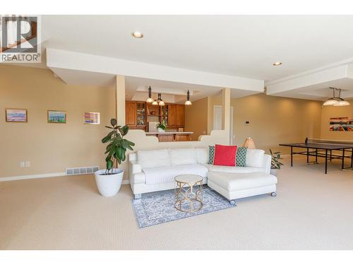 344 Raven Drive, Kelowna, BC - Indoor Photo Showing Living Room