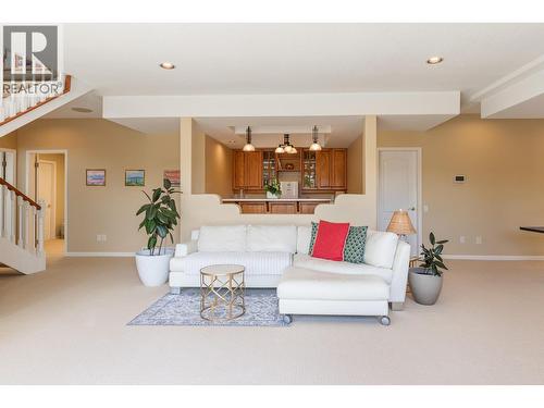 344 Raven Drive, Kelowna, BC - Indoor Photo Showing Living Room