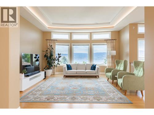 344 Raven Drive, Kelowna, BC - Indoor Photo Showing Living Room