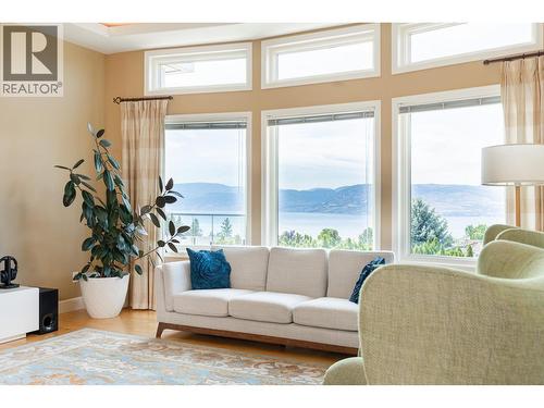 344 Raven Drive, Kelowna, BC - Indoor Photo Showing Living Room