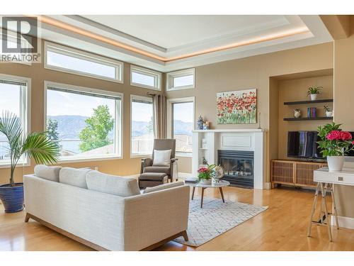 344 Raven Drive, Kelowna, BC - Indoor Photo Showing Living Room With Fireplace