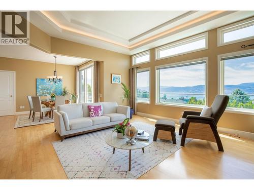 344 Raven Drive, Kelowna, BC - Indoor Photo Showing Living Room