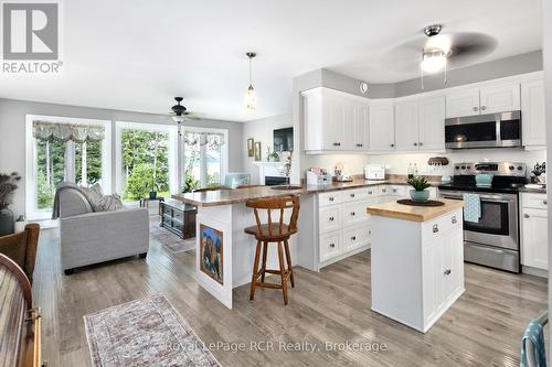 121 Browns Lane, Georgian Bluffs, ON - Indoor Photo Showing Kitchen With Upgraded Kitchen