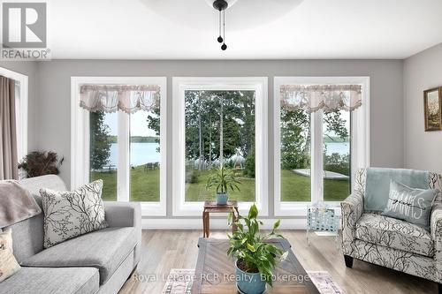 121 Browns Lane, Georgian Bluffs, ON - Indoor Photo Showing Living Room