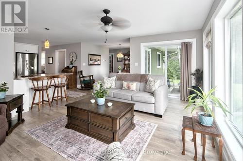 121 Browns Lane, Georgian Bluffs, ON - Indoor Photo Showing Living Room