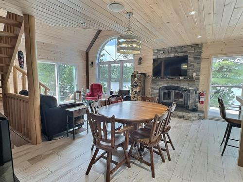 Cuisine - 2225 Ch. De Grassy Narrow, Moffet, QC - Indoor Photo Showing Dining Room With Fireplace