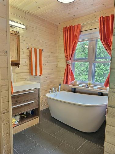 Salle de bains attenante à la CCP - 2225 Ch. De Grassy Narrow, Moffet, QC - Indoor Photo Showing Bathroom