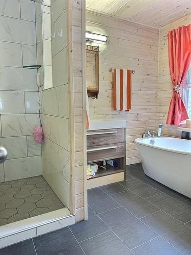 Salle de bains attenante à la CCP - 2225 Ch. De Grassy Narrow, Moffet, QC - Indoor Photo Showing Bathroom