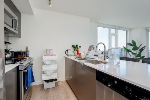 1702-845 Johnson St, Victoria, BC - Indoor Photo Showing Kitchen With Upgraded Kitchen