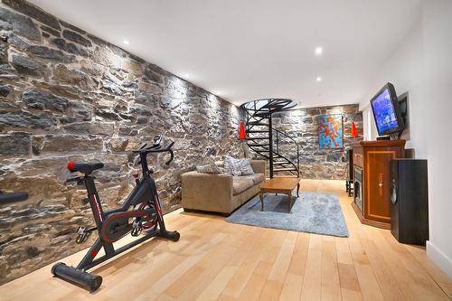 Salle familiale - 5283  - 5287 Rue Berri, Montréal (Le Plateau-Mont-Royal), QC 