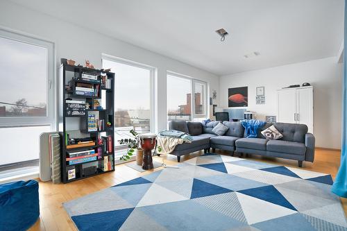 Salon - 5283  - 5287 Rue Berri, Montréal (Le Plateau-Mont-Royal), QC 