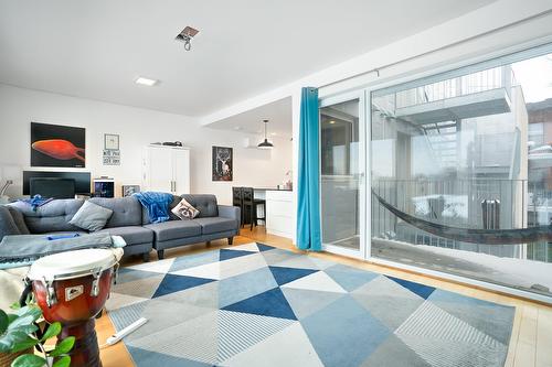 Salon - 5283  - 5287 Rue Berri, Montréal (Le Plateau-Mont-Royal), QC 