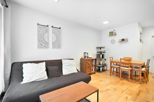 Salon - 5283  - 5287 Rue Berri, Montréal (Le Plateau-Mont-Royal), QC 