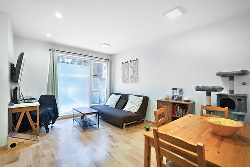 Salon - 5283  - 5287 Rue Berri, Montréal (Le Plateau-Mont-Royal), QC 