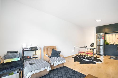 Salon - 5283  - 5287 Rue Berri, Montréal (Le Plateau-Mont-Royal), QC 