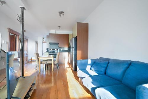 Salon - 5283  - 5287 Rue Berri, Montréal (Le Plateau-Mont-Royal), QC 