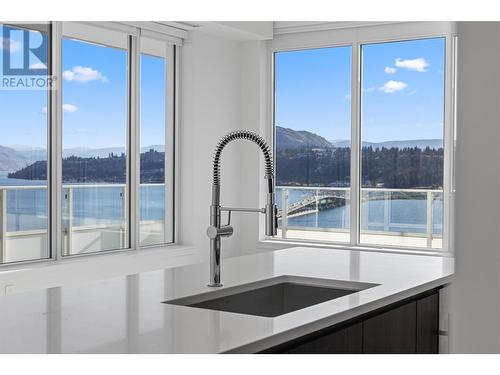 238 Leon Avenue Unit# 2207, Kelowna, BC - Indoor Photo Showing Kitchen