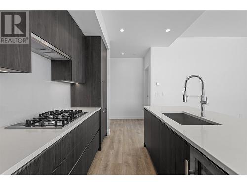 238 Leon Avenue Unit# 2207, Kelowna, BC - Indoor Photo Showing Kitchen With Upgraded Kitchen