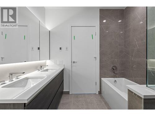 238 Leon Avenue Unit# 2207, Kelowna, BC - Indoor Photo Showing Bathroom