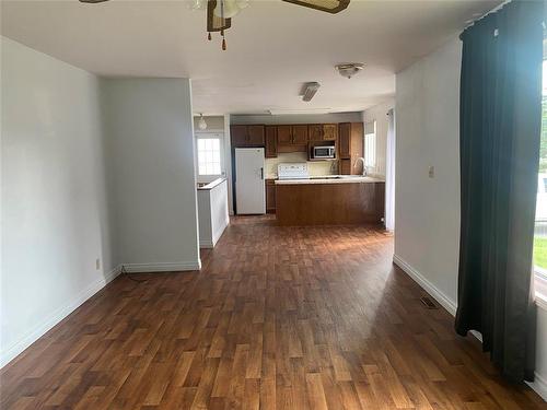 25 Machray Avenue W, Crystal City, MB - Indoor Photo Showing Kitchen