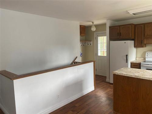 25 Machray Avenue W, Crystal City, MB - Indoor Photo Showing Kitchen
