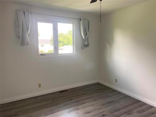 25 Machray Avenue W, Crystal City, MB - Indoor Photo Showing Other Room