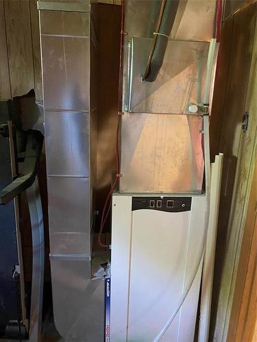 25 Machray Avenue W, Crystal City, MB - Indoor Photo Showing Laundry Room