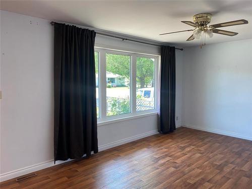 25 Machray Avenue W, Crystal City, MB - Indoor Photo Showing Other Room