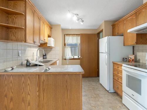 Calgary, AB - Indoor Photo Showing Kitchen