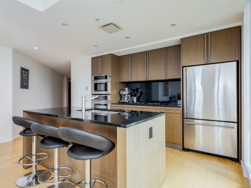 206-100 Saghalie Rd, Victoria, BC - Indoor Photo Showing Kitchen