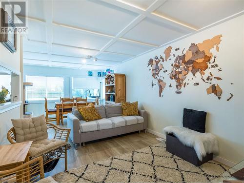 6342 6 Highway, Lavington, BC - Indoor Photo Showing Living Room