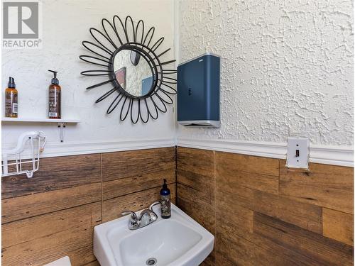 6342 6 Highway, Lavington, BC - Indoor Photo Showing Bathroom