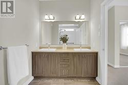 Luxurious 5-piece ensuite - 