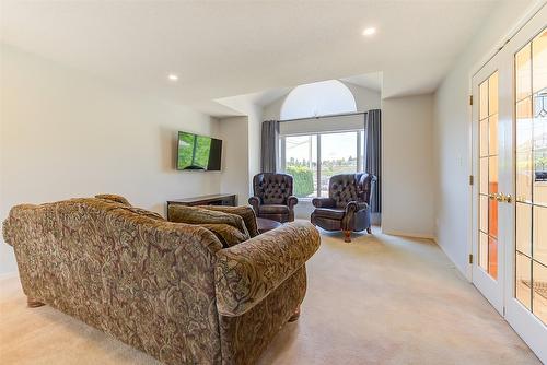 2529 Thacker Drive, West Kelowna, BC - Indoor Photo Showing Living Room