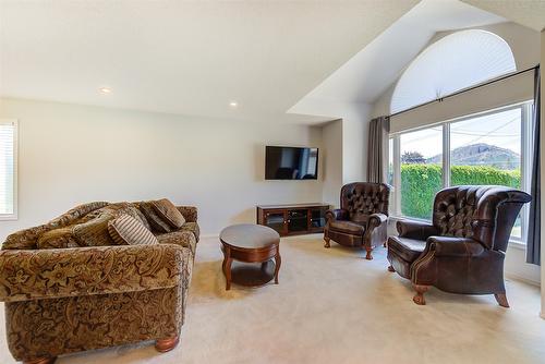 2529 Thacker Drive, West Kelowna, BC - Indoor Photo Showing Living Room