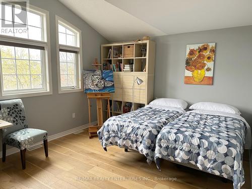 2429 Whitehorn Drive, Burlington, ON - Indoor Photo Showing Bedroom