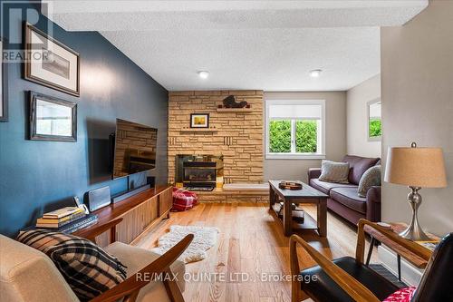 57 Kensington Crescent, Belleville (Belleville Ward), ON - Indoor Photo Showing Living Room With Fireplace