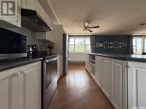 223 2Nd Avenue E, Frontier, SK - Indoor Photo Showing Kitchen