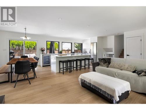 4265 Lakeshore Road, Kelowna, BC - Indoor Photo Showing Living Room