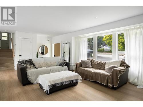 4265 Lakeshore Road, Kelowna, BC - Indoor Photo Showing Living Room