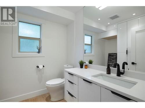 4265 Lakeshore Road, Kelowna, BC - Indoor Photo Showing Bathroom