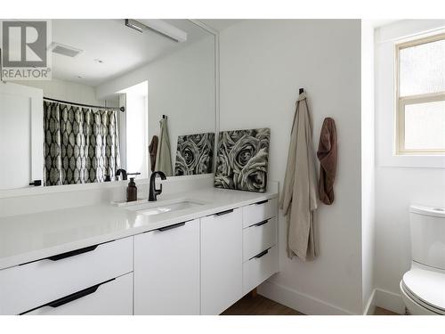 4265 Lakeshore Road, Kelowna, BC - Indoor Photo Showing Bathroom