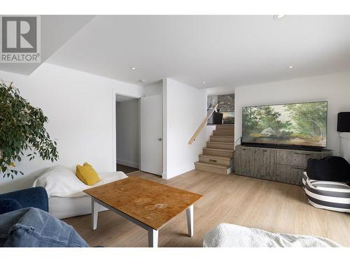 4265 Lakeshore Road, Kelowna, BC - Indoor Photo Showing Living Room