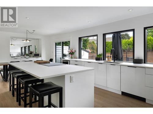 4265 Lakeshore Road, Kelowna, BC - Indoor